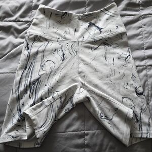 Marble Print High-Waist Bike Shorts - White & Black